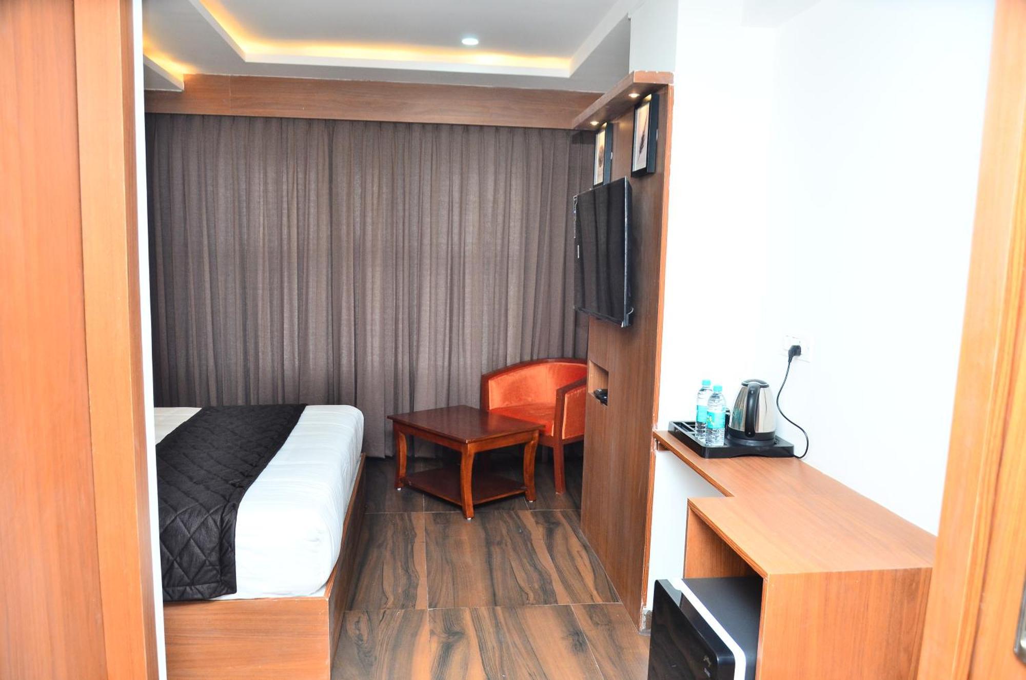 Hotel Eyrie Nest Bangalore Bagian luar foto
