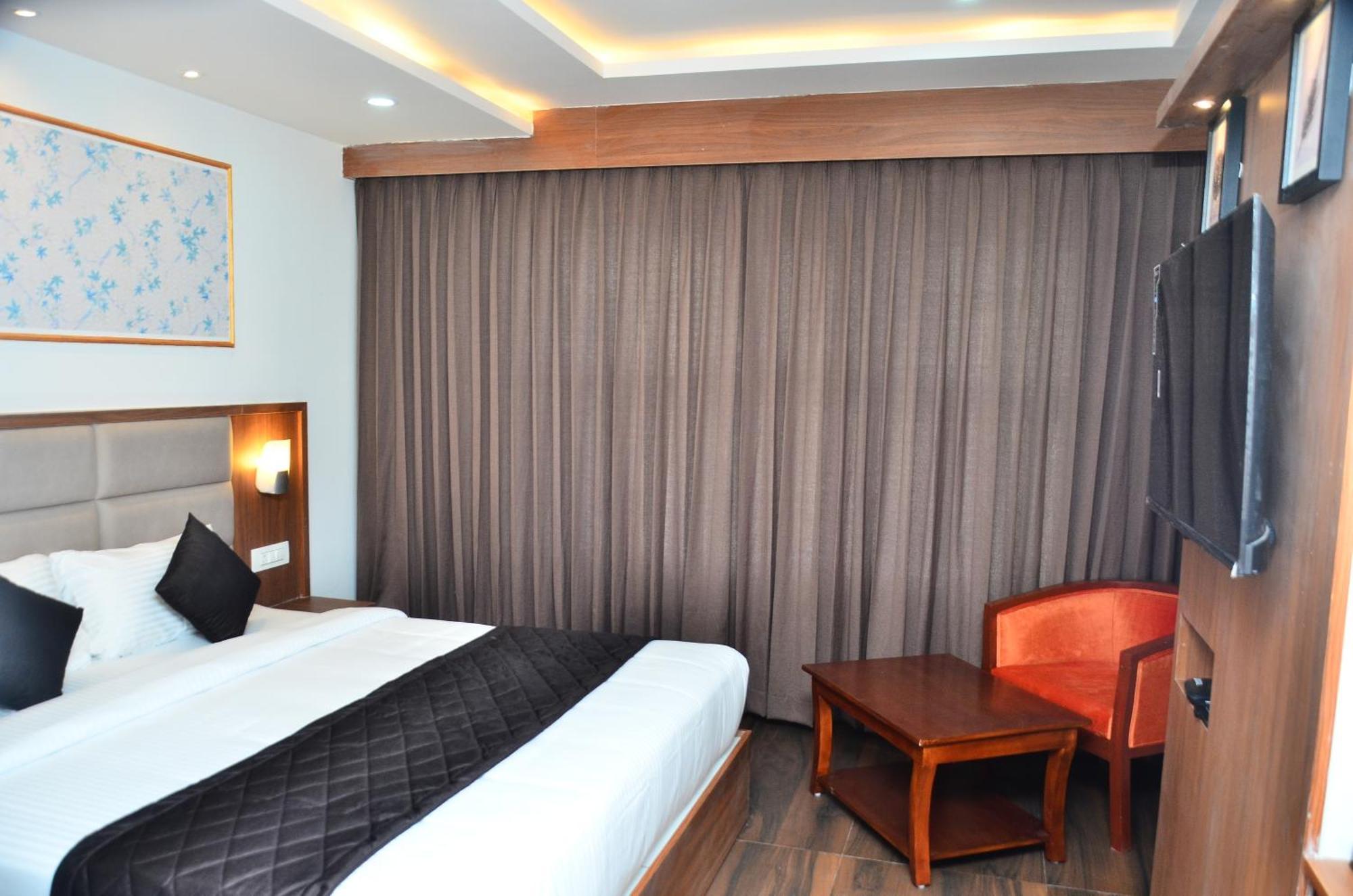 Hotel Eyrie Nest Bangalore Bagian luar foto