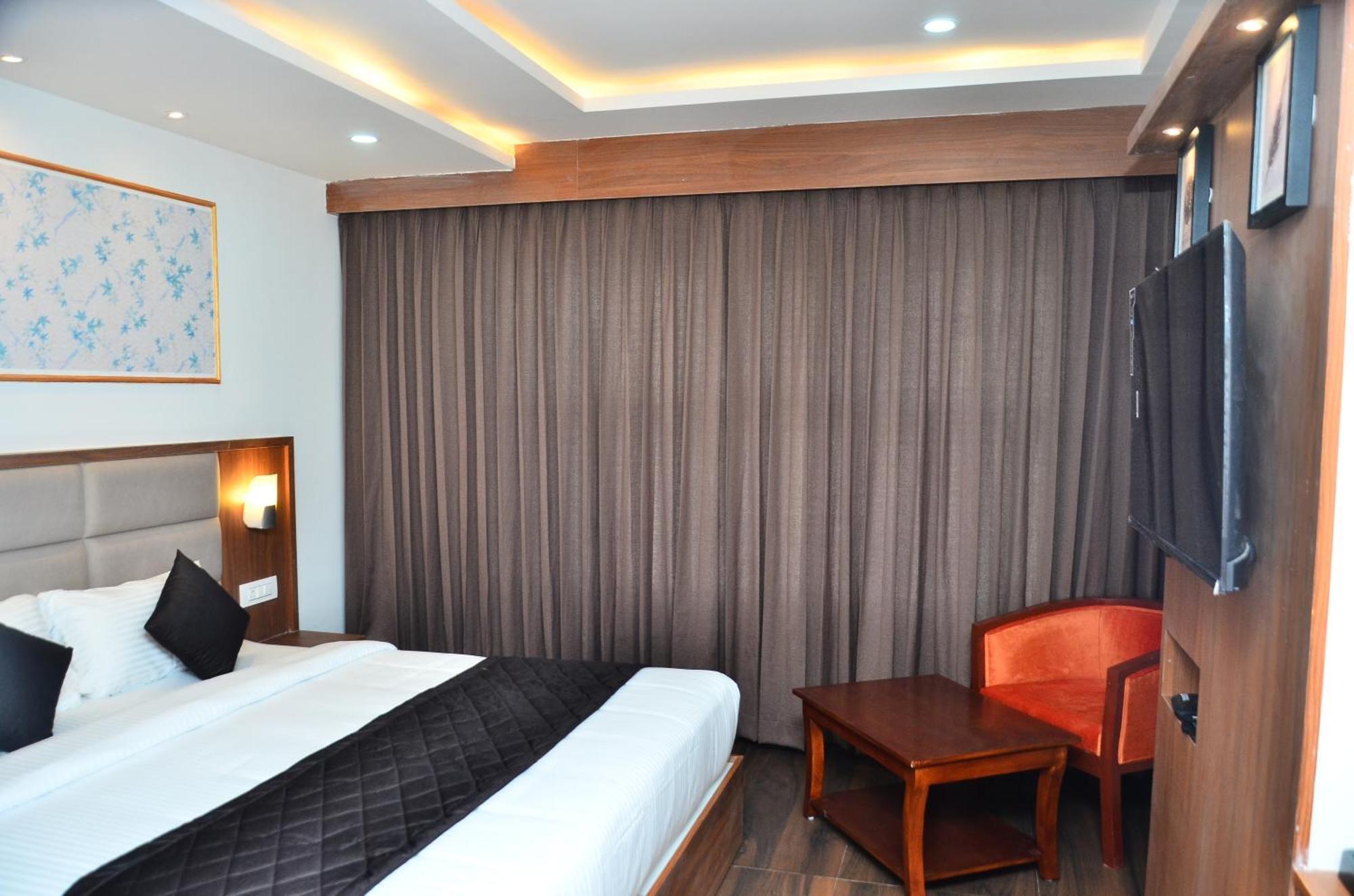 Hotel Eyrie Nest Bangalore Bagian luar foto
